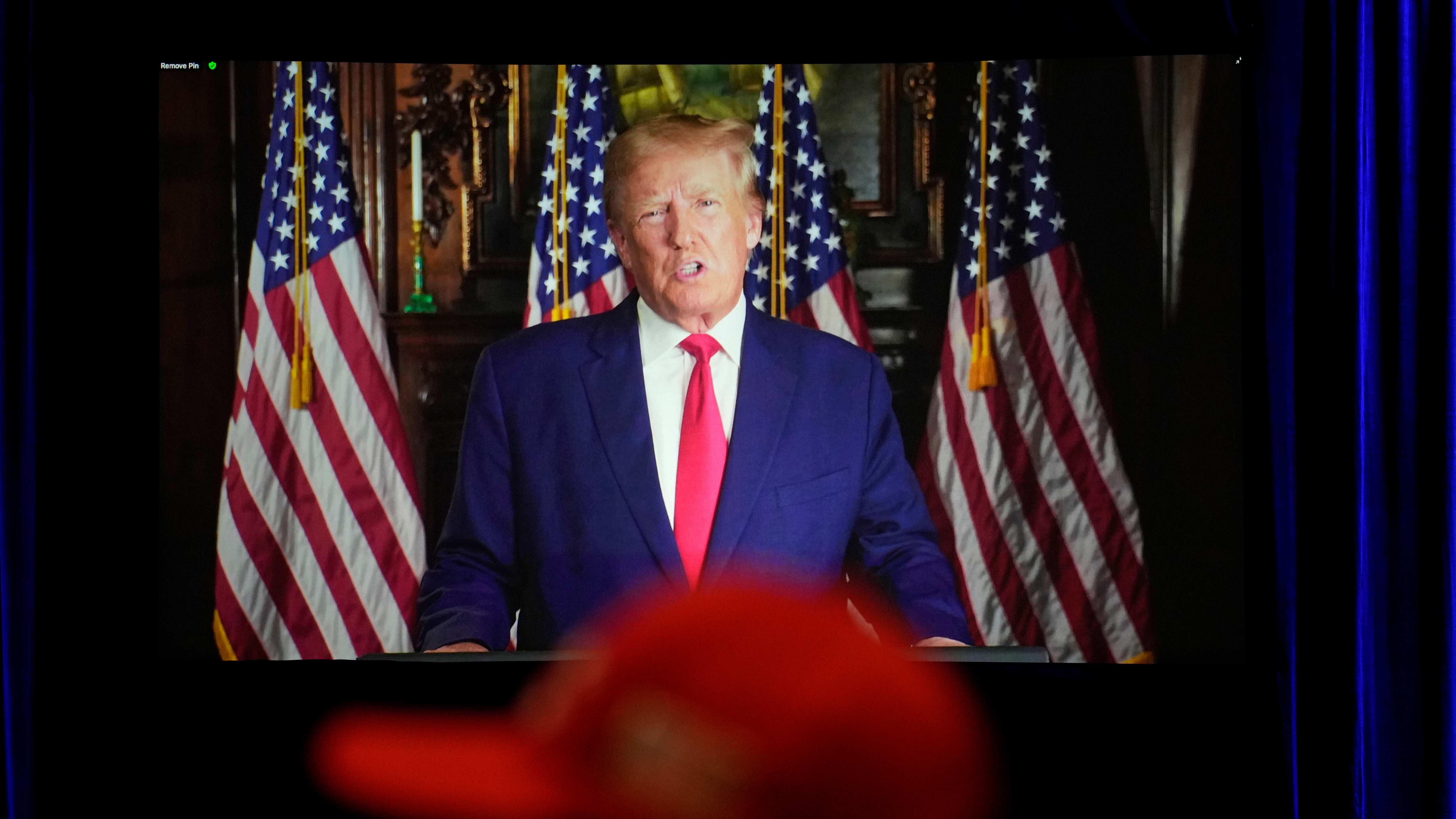 ARCHIVO - La gente escucha mientras el ex presidente Donald Trump habla a distancia en una reunión anual de liderazgo de la Coalición Judía Republicana, el 19 de noviembre de 2022, en Las Vegas. (AP Photo/John Locher, Archivo)