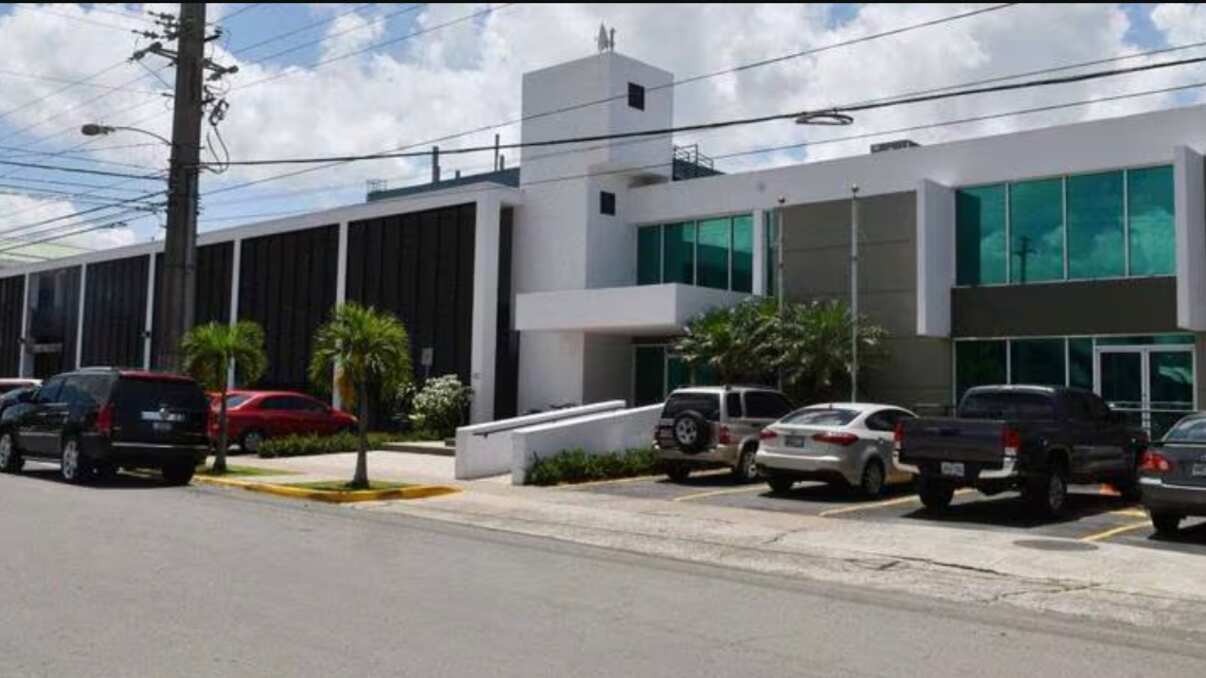 Ley. Aun no se implementa la designación oficial de la sede del Departamento de Educación como Celestina, Gregoria y Rafael Cordero Molina. / Archivo