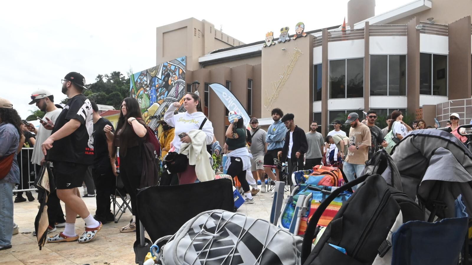 Filas para Bad Bunny en Naranjito