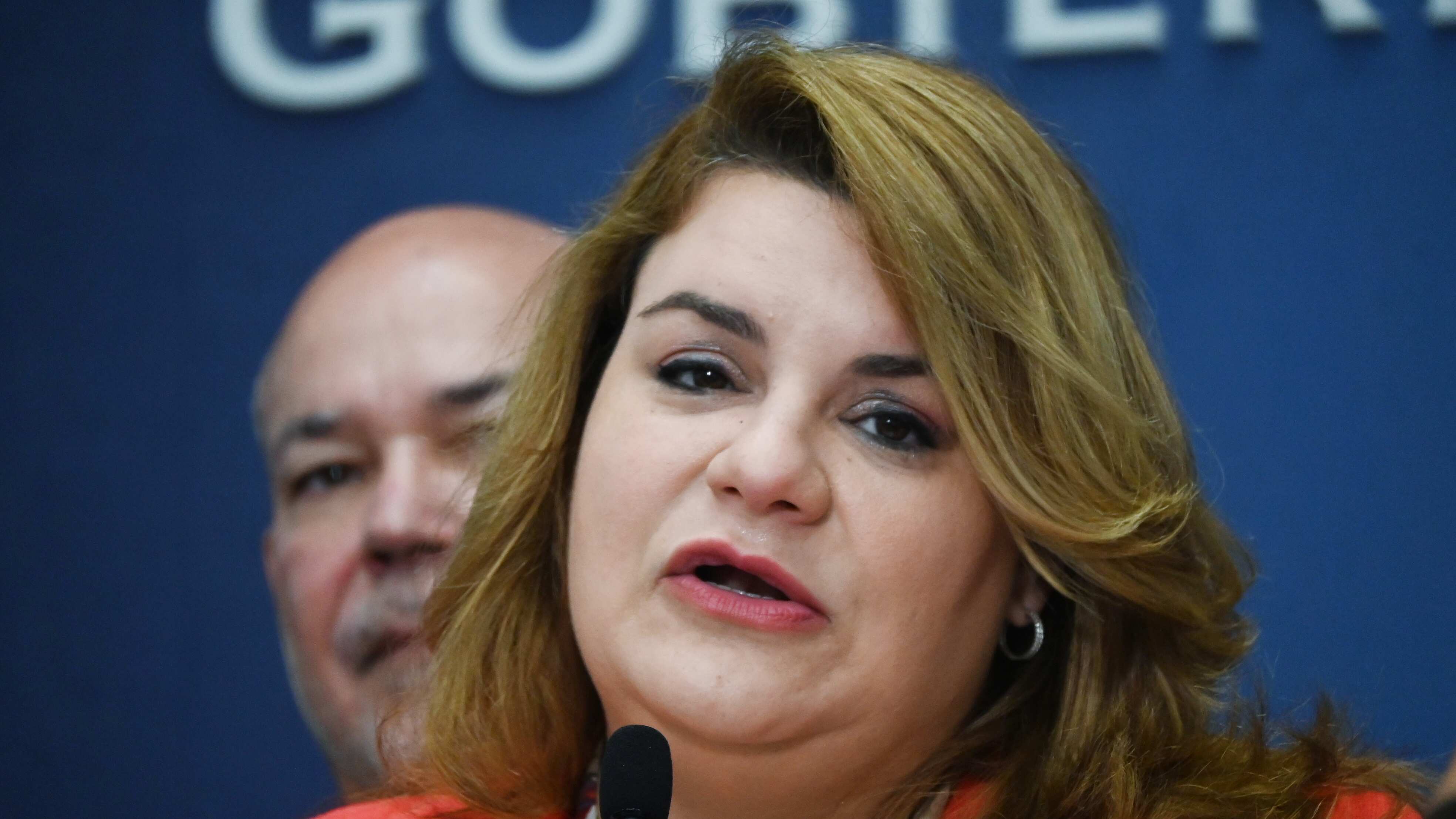 La gobernadora de Puerto Rico, Jenniffer González Colón, firma la Ley 115-2025 para facultar a la Oficina para el Desarrollo Socioeconómico y Comunitario de Puerto Rico (ODSEC) a emitir certificaciones que aceleren la inscripción y transferencia de títulos de propiedad en proyectos del Fideicomiso Perpetuo para las Comunidades Especiales.