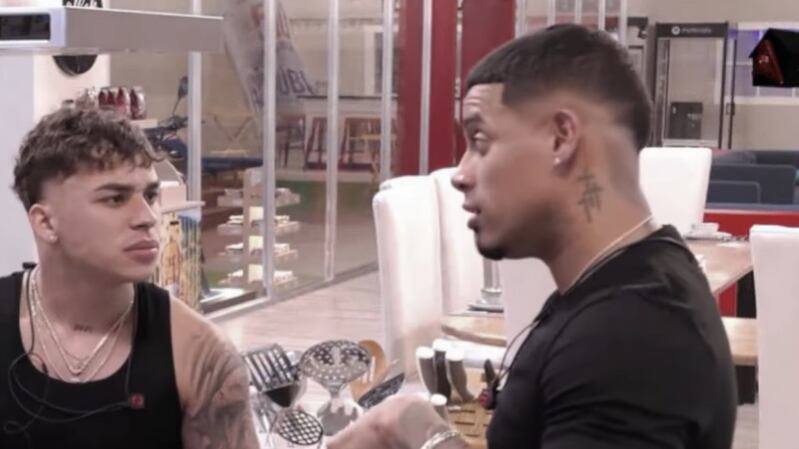 Los puertorriqueños Michael Flores y JLexis.