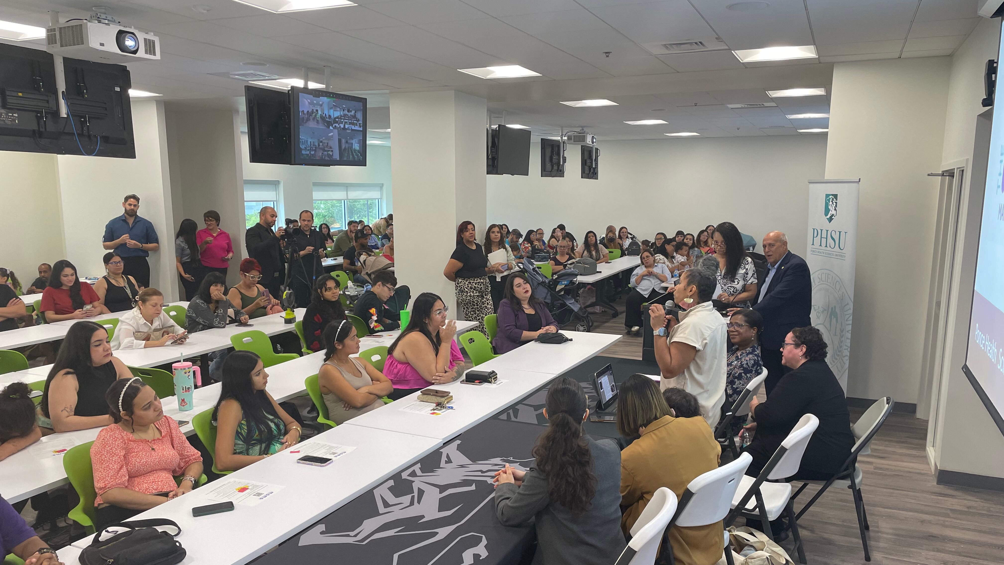 Grupo de personas en taller de la gira MOMS en Ponce Health Sciences University