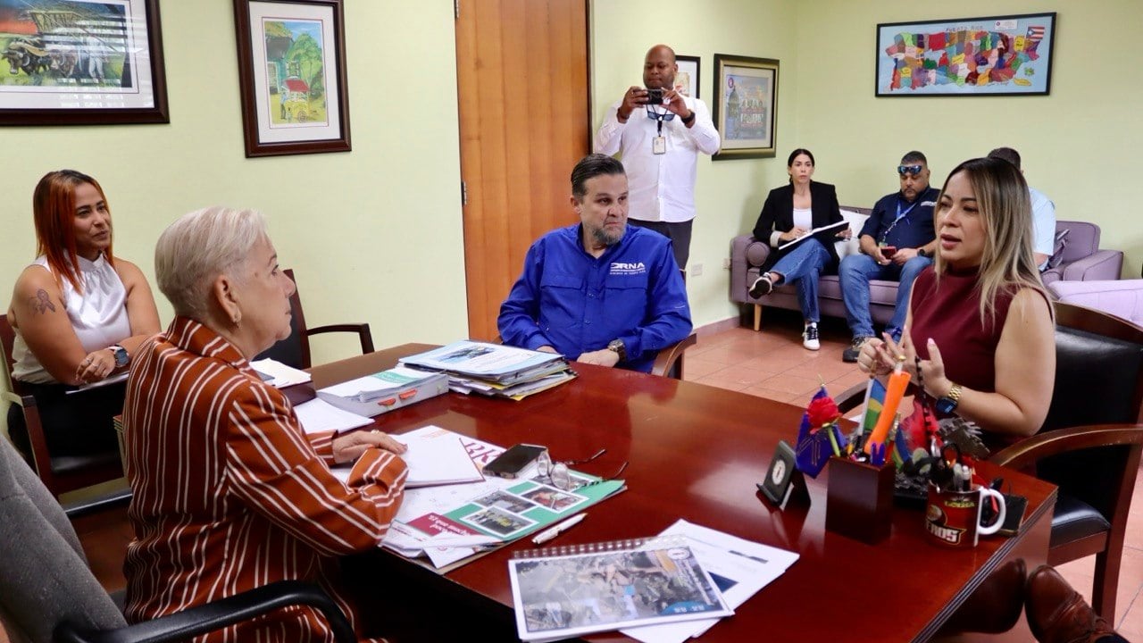 (San Juan, Puerto Rico)-El secretario del Departamento de Recursos Naturales y Ambientales (DRNA), Waldemar Quiles, sostuvo hoy, miércoles, una reunión con la alcaldesa de Loíza, Julia Nazario, para atender, juntos, la situación de erosión costera en la comunidad de Las Parcelas Suárez.