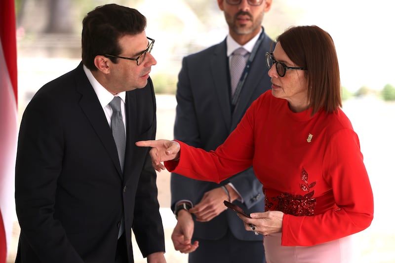 En la Comisión Total del Senado en abril, la entonces designada secretaria de Estado, Verónica Ferraiouli Hornedo, dijo que la compañía de cabildeo Politank, fundada por su esposo Francisco J. Domenech, a la izquierda, compró “sus propias acciones”.
Foto por Brandon Cruz González | Centro de Periodismo Investigativo