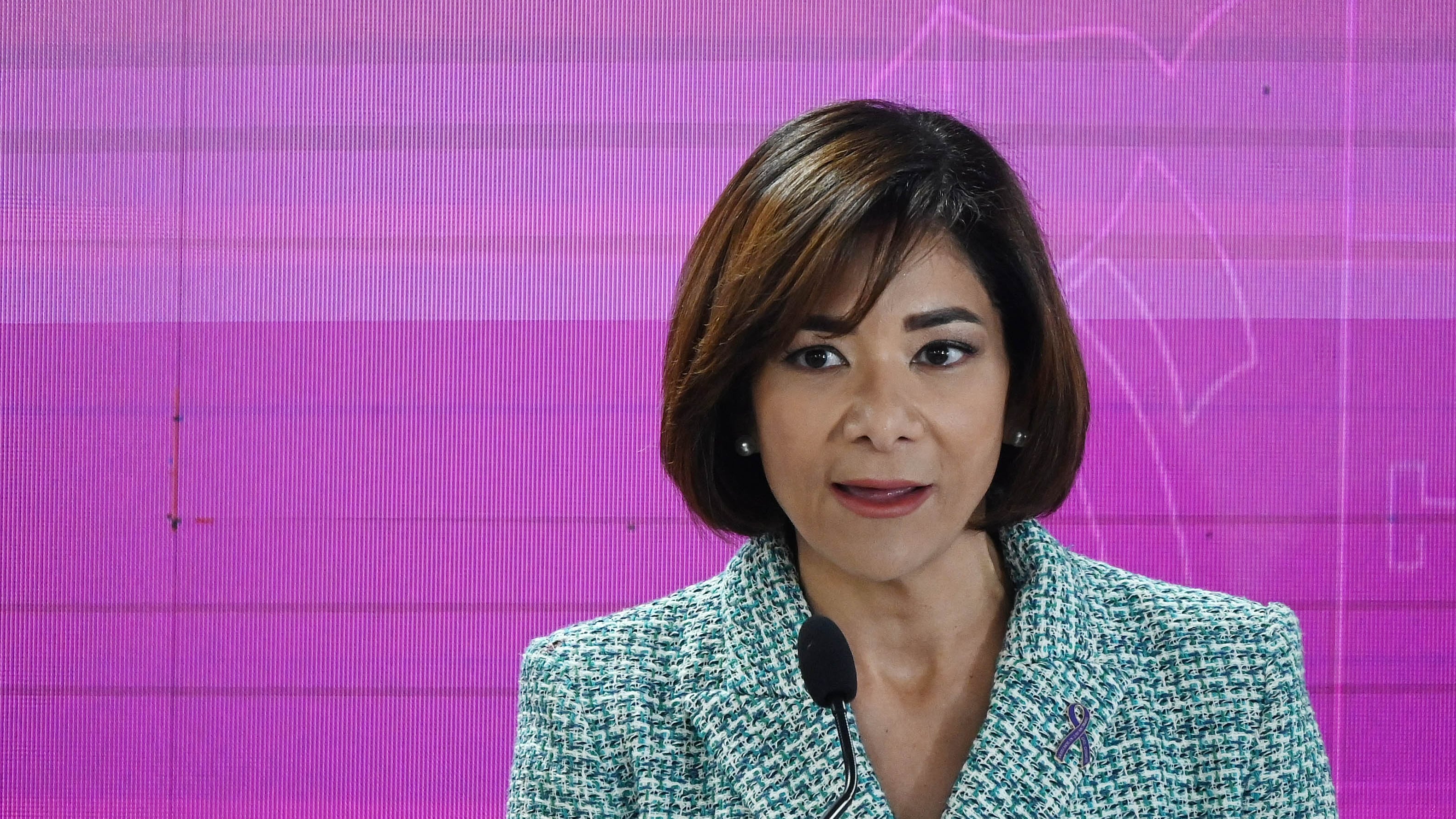 La gobernadora, Jennifer González y la Secretaria de. Justicia, Lourdes L. Gómez Torres, ofrecen detalles de la Unidad que se encargará de de los delitos hacia los adultos mayores en los tribunales.