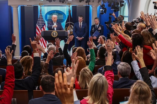 Trump dice que no le preocupa cometer crímenes de guerra y amenaza con destruir Irán si no abre Ormuz