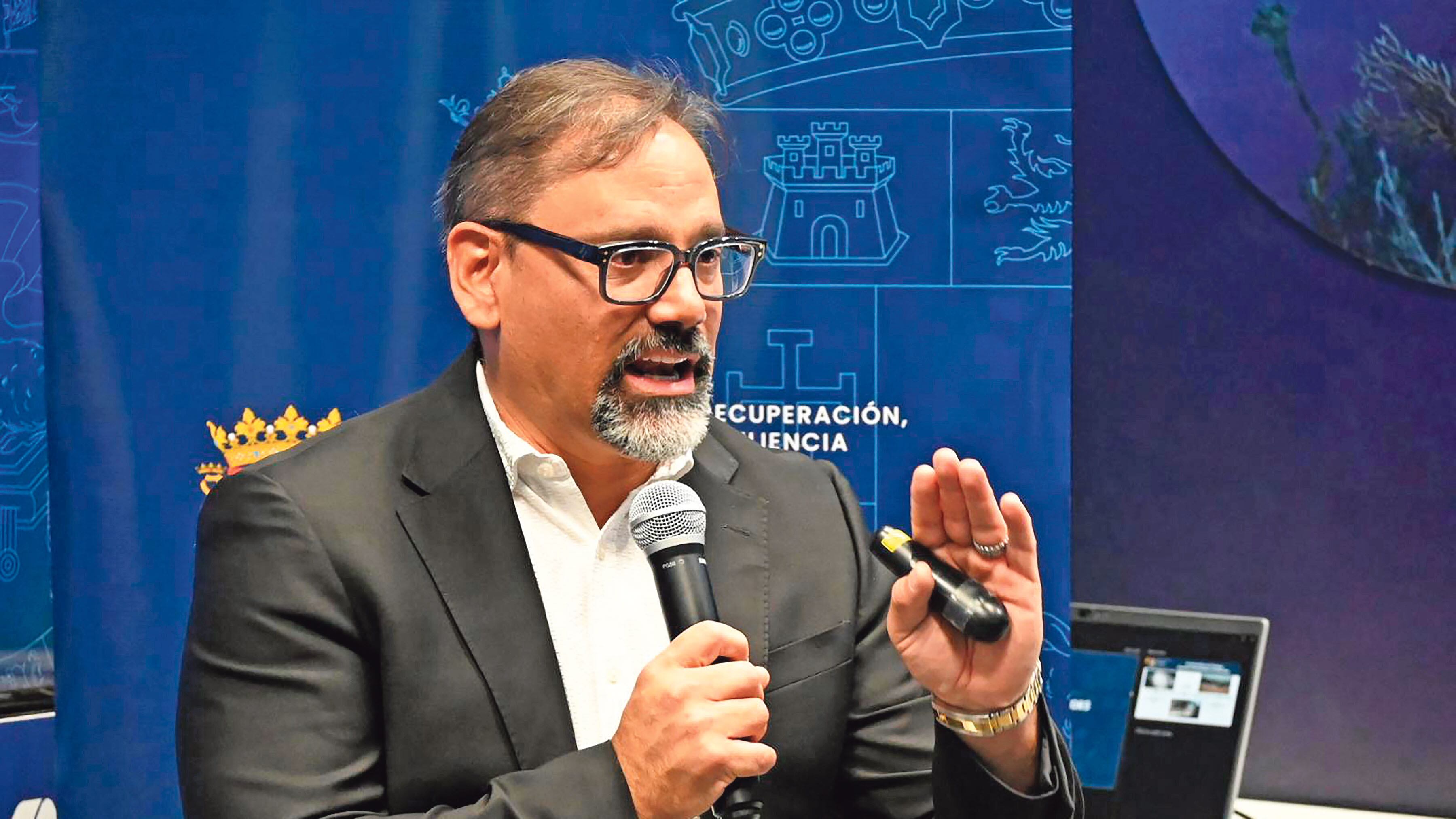 Eduardo Soria, director de COR3, mesa redonda. Ecoexploratorio. Plaza Las Américas. Hato Rey. Metro PR 16 de septiembre de 2025