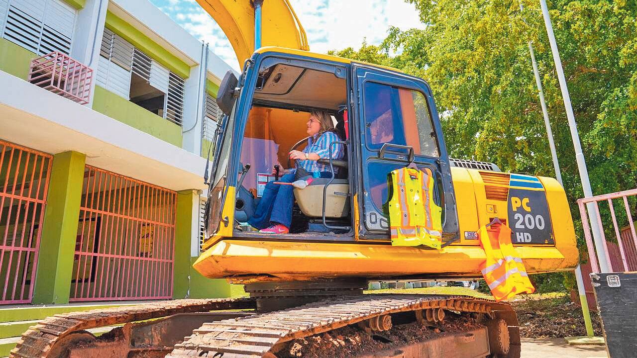 La gobernadora en los predios de la escuela Aurea Quiles en Guánica.