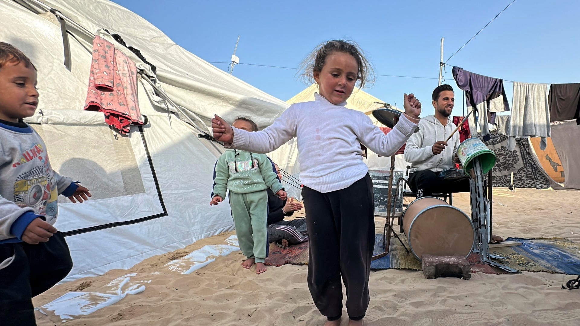 Una batería con cubos de plástico: la terapia de un músico gazatí en medio de la miseria