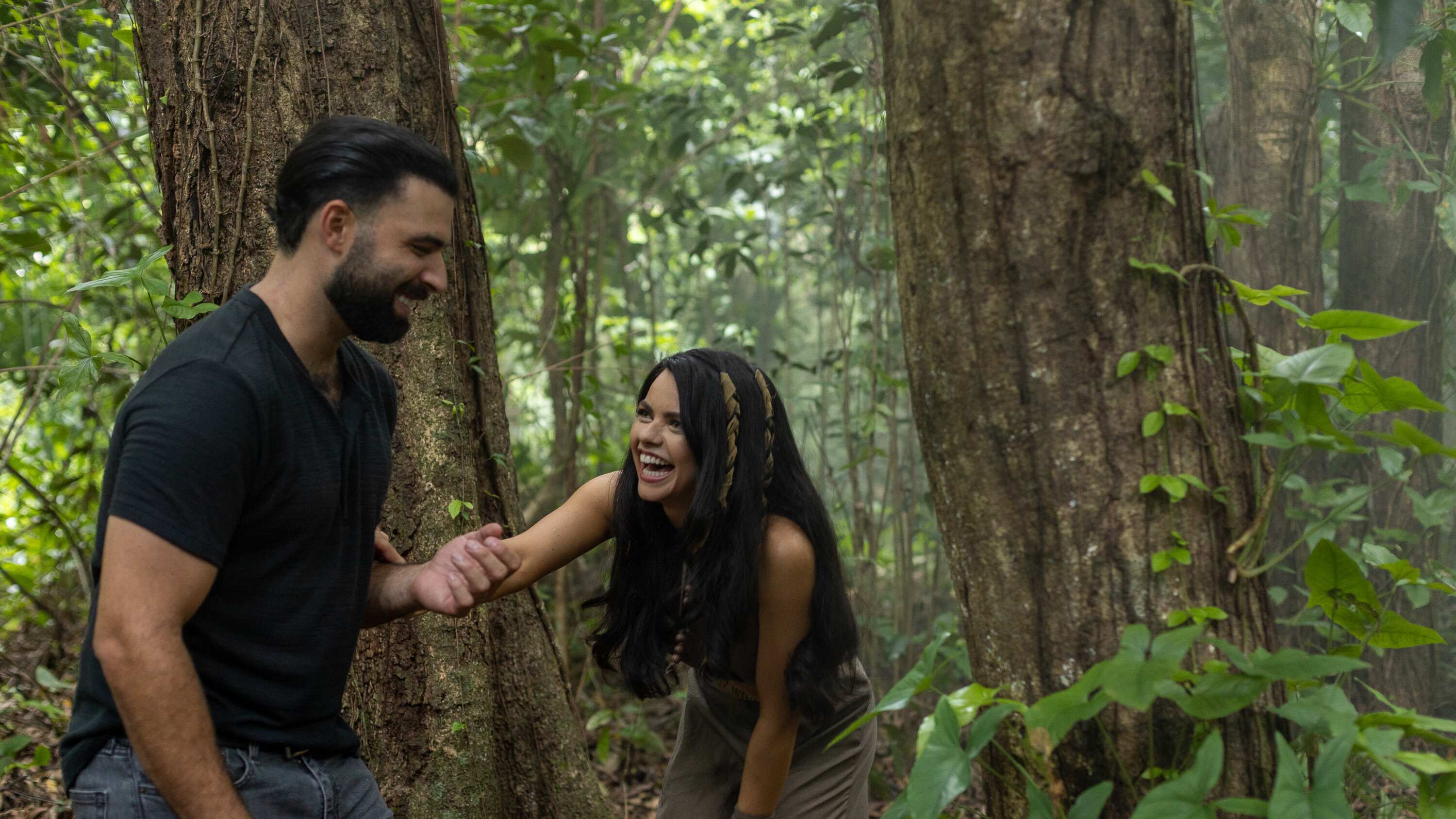 Jencarlos Canela y Neysha Mendoza Castro en una escena del filme "La Puerta".