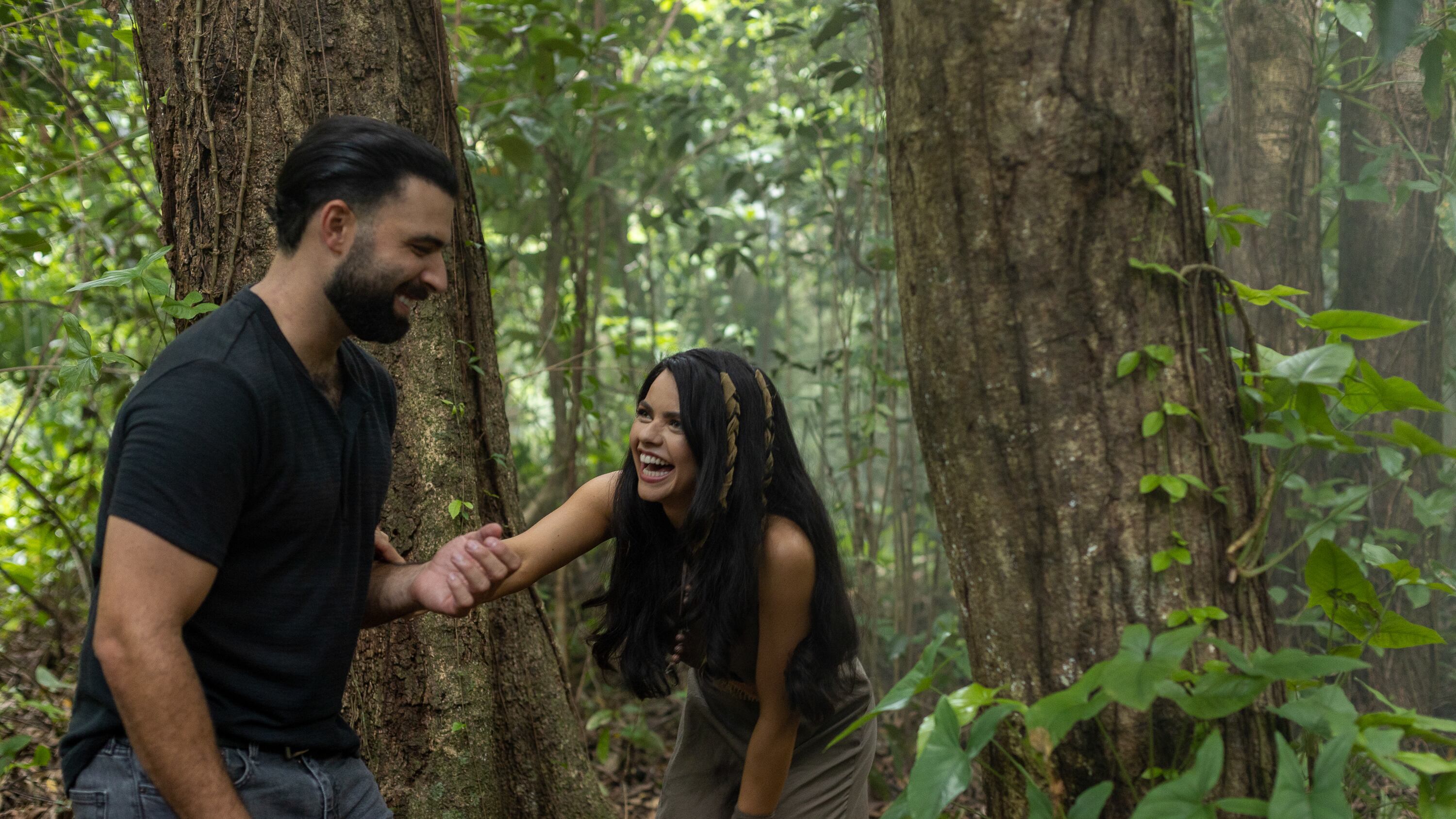 Jencarlos Canela y Neysha Mendoza Castro en una escena del filme "La Puerta".