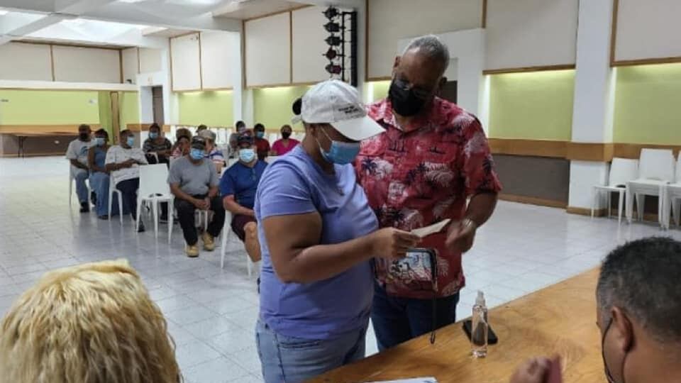 Alcalde de Vieques reparte $58 mil para pago luz y agua a residentes