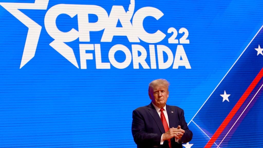 ORLANDO, FLORIDA - 26 DE FEBRERO: El ex presidente estadounidense Donald Trump habla durante la Conferencia de Acción Política Conservadora (CPAC) en The Rosen Shingle Creek el 26 de febrero de 2022 en Orlando, Florida. La CPAC, que comenzó en 1974, es una conferencia política anual a la que asisten activistas conservadores y funcionarios electos. (Foto de Joe Raedle/Getty Images)