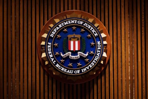 Empleado del FBI presenta demanda alegando que fue despedido por exhibir la bandera de orgullo gay