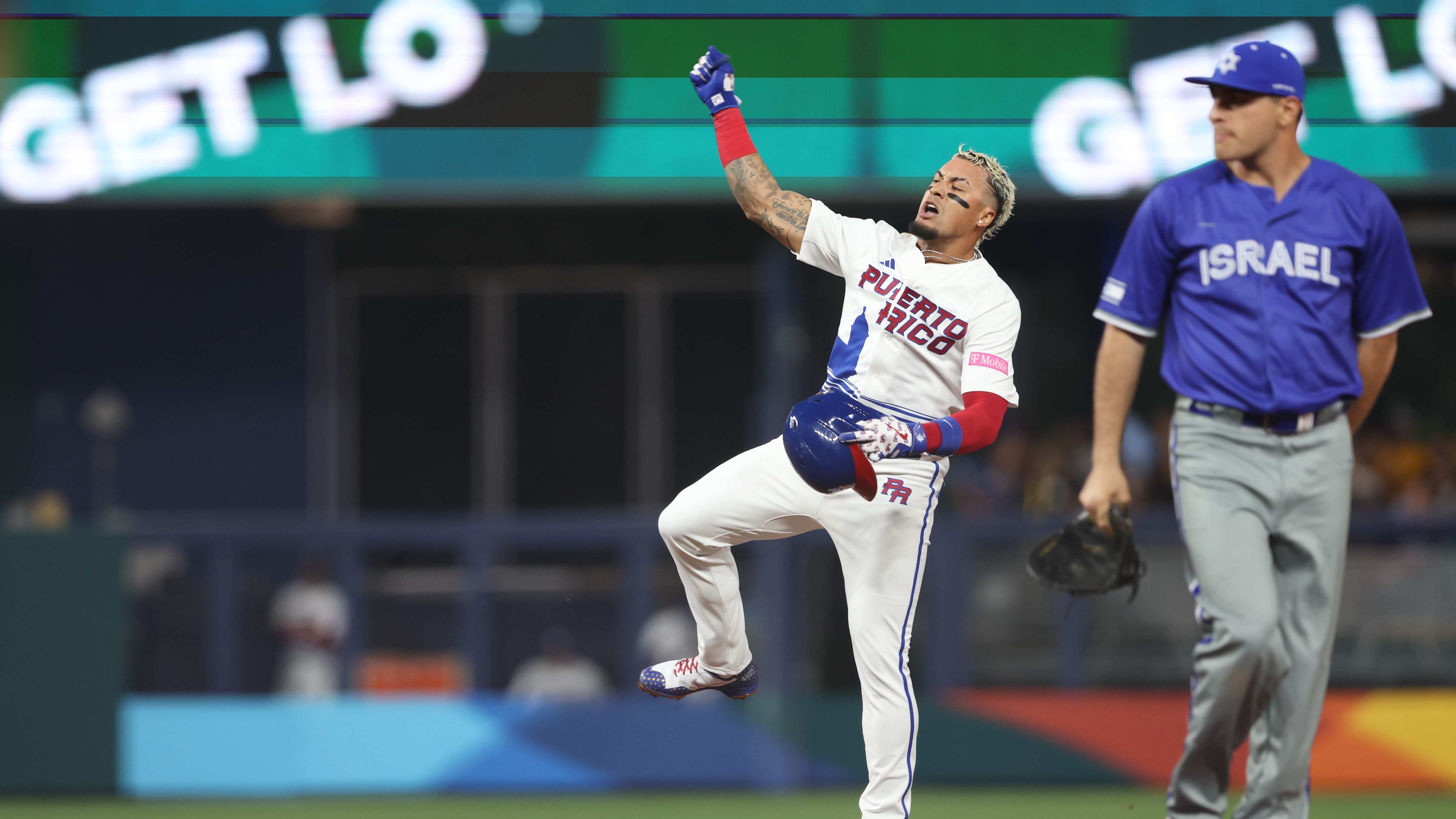 Javier Báez celebra al conectar doblete en partido contra Israel en el Clásico Mundial de Béisbol.