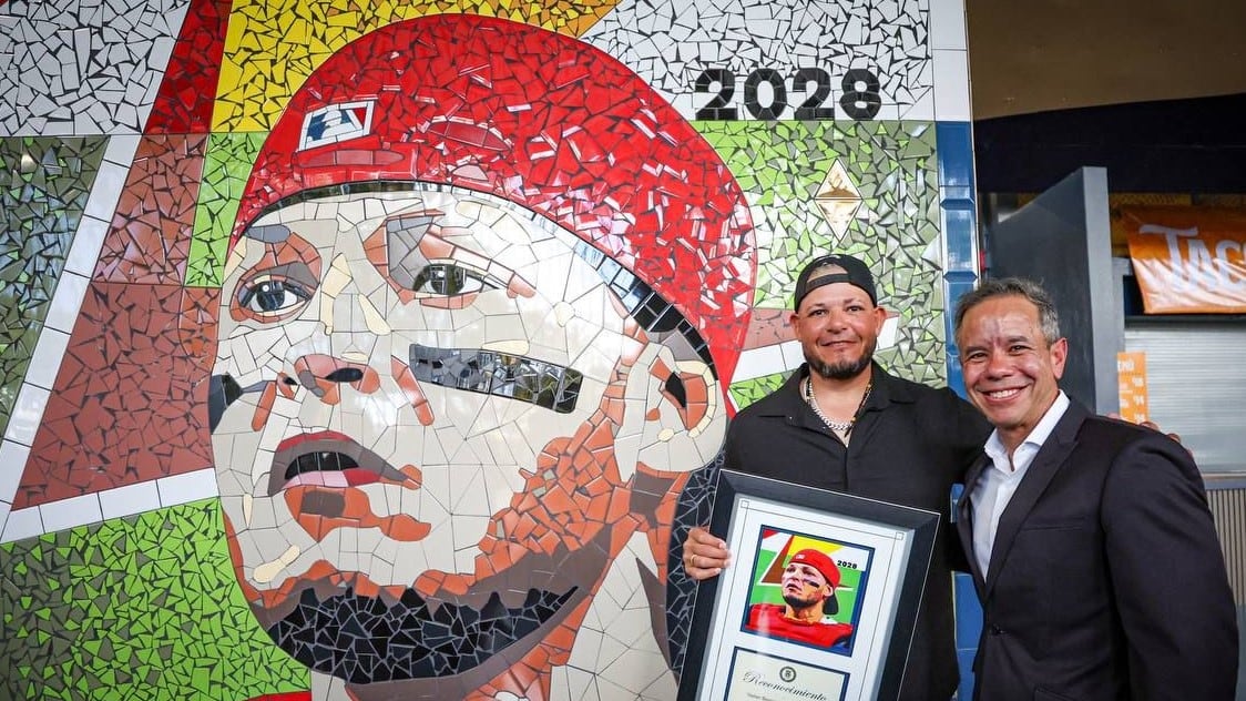mosaico “Eternos” en el estadio Hiram Bithorn