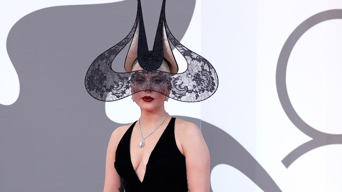 Desde su irrupción en la escena musical con su estilo único y provocador, hasta su reinvención constante, Lady Gaga ha trascendido más allá de la música pop para convertirse en un símbolo de empoderamiento y creatividad. Foto: Getty Images.