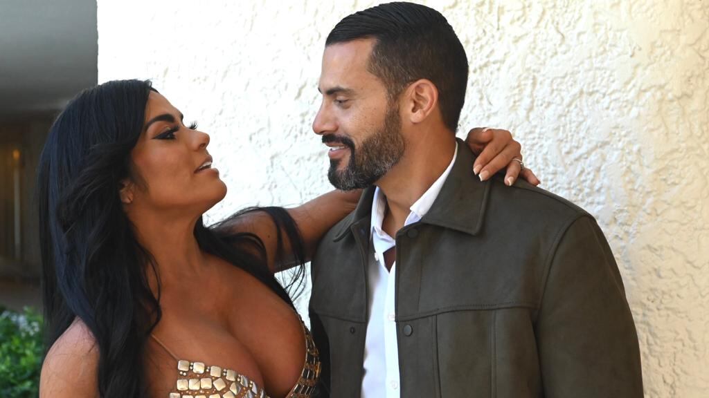 La modelo presenta su nuevo perfume junto a su pareja.