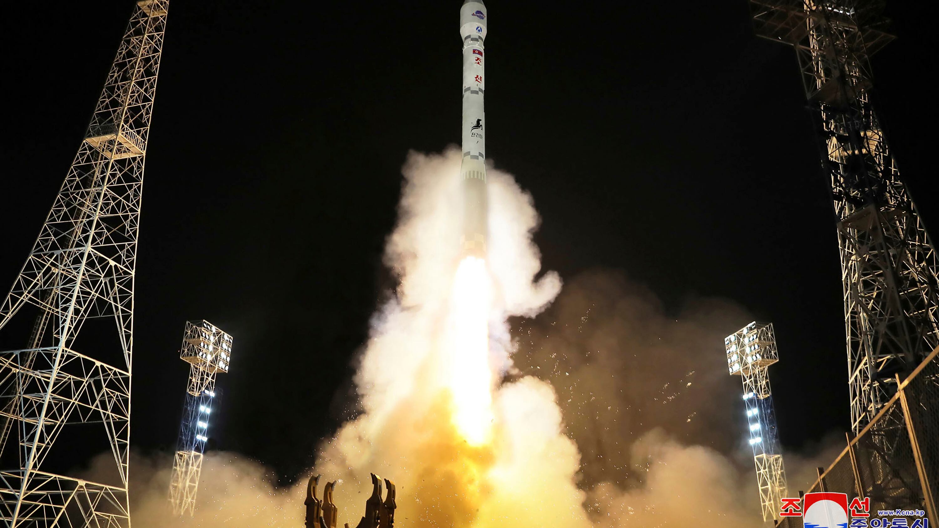 En esta imagen de archivo, distribuida por la Agencia Central de Noticias de Corea, muestra lo que, según el país, es el lanzamiento del satélite espía militar Malligyong-1, el 21 de noviembre de 2023. (Agencia Central de Noticias de Corea/Korea News Service vía AP, archivo)