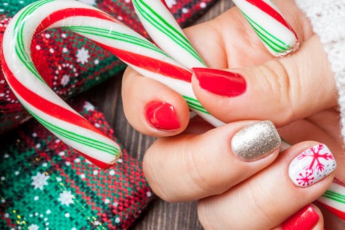 Uñas “caramelo” la obsesión de los salones ideal para quienes buscan un diseño especial en Navidad y Año Nuevo