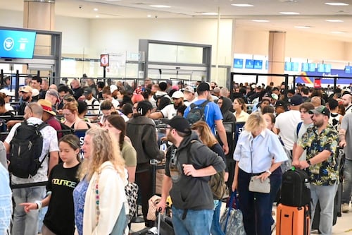 Activan plan de contingencia en el aeropuerto tras avería de la AAA