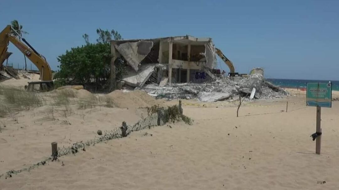 Demolición de estructura en Manatí