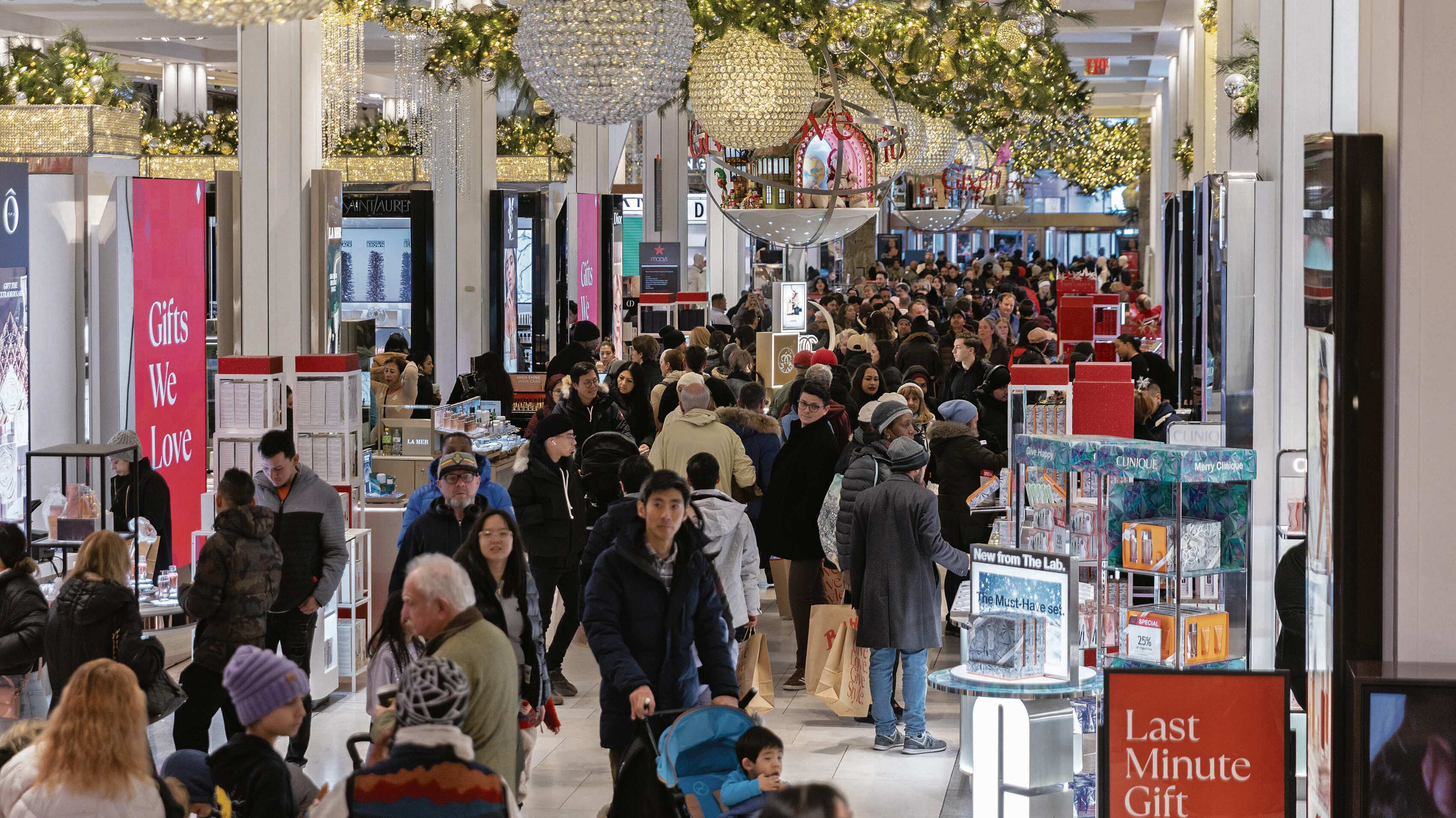 Los compradores se dirigen a las tiendas para algunos regalos de Navidad de último minuto.