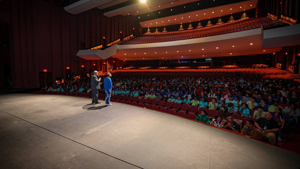 Confinados producen y protagonizan la obra teatral "El Escenario".