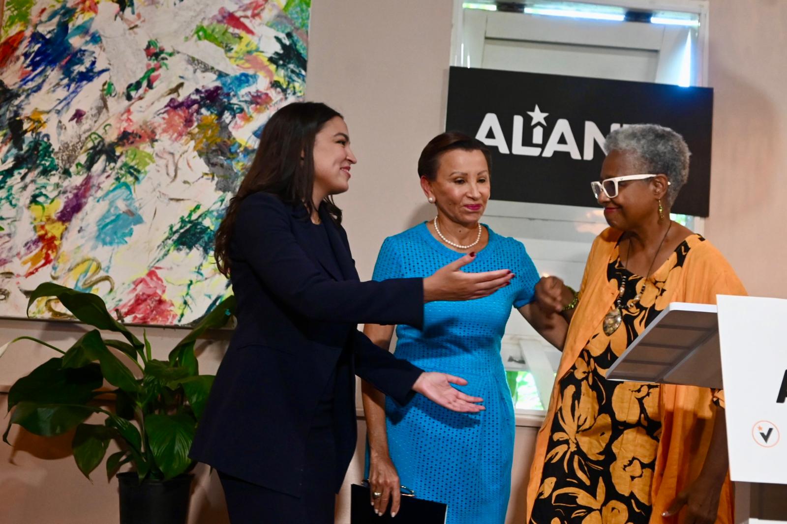 Las congresistas junto a la candidata a Washington del MVC, Ana Irma Rivera Lassen.