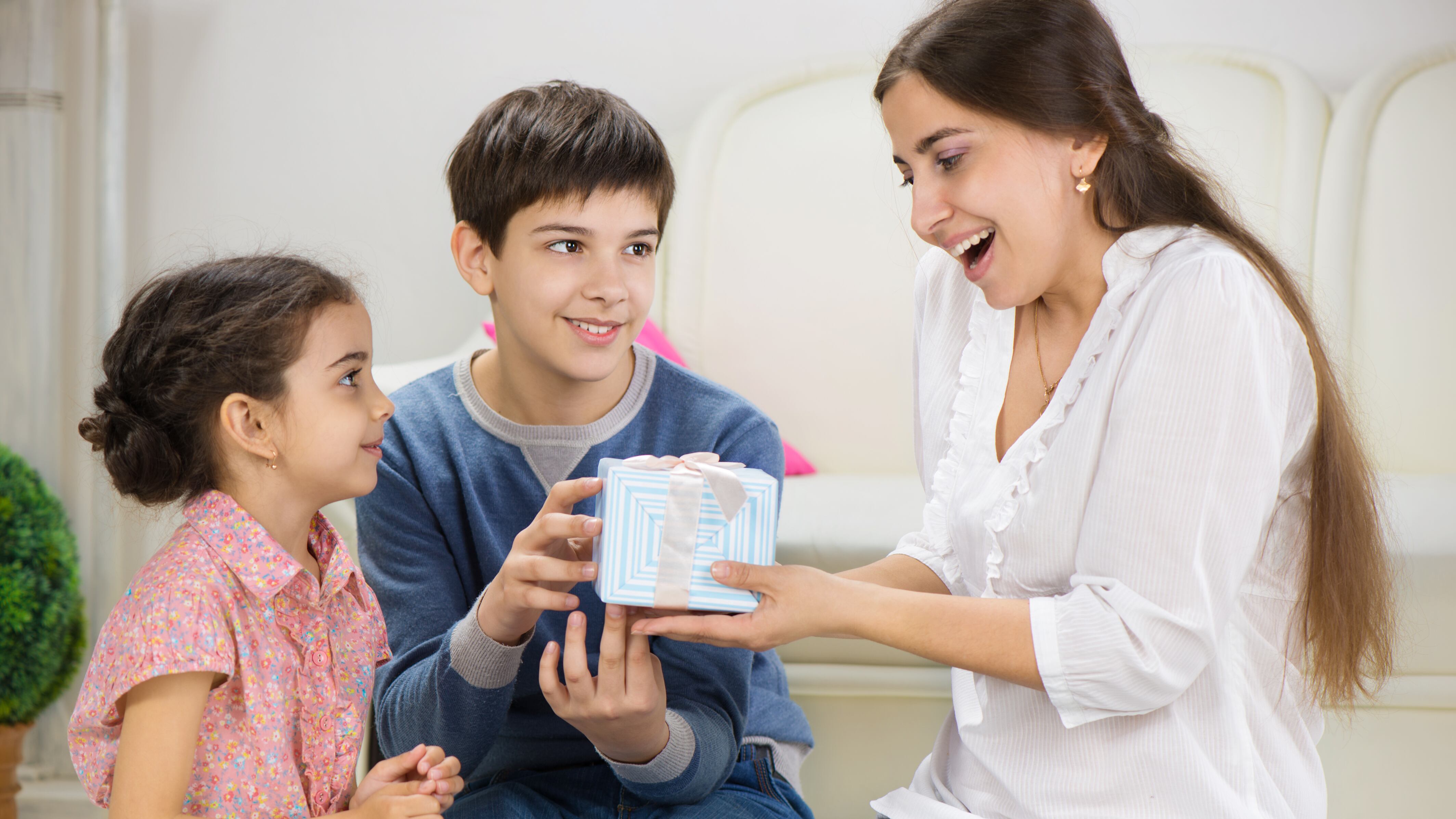 Arma un presupuesto, usa tu tarjeta de crédito con responsabilidad y aprovecha las ofertas y descuentos que ofrecen las tiendas y sitios web.