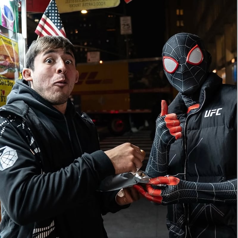El peleador ecuatoriano recorrió Manhattan disfrazado de Miles Morales antes de su combate en el Madison Square Garden.