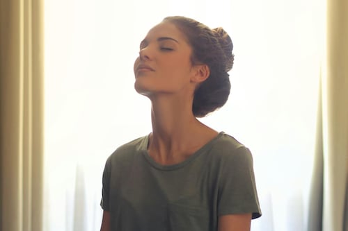 VIDEO: Terapeuta se va viral al enseñar cómo atraer a la gente con la mente