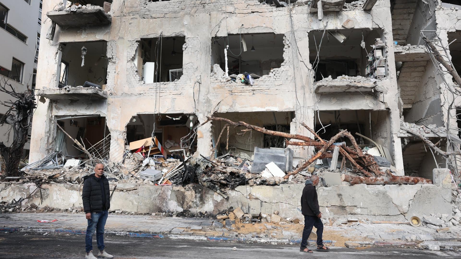 Vecinos frente a un edificio que fue alcanzado por un misil iraní en Tel Aviv, Israel, 01 de marzo de 2026. EFE/EPA/ABIR SULTAN