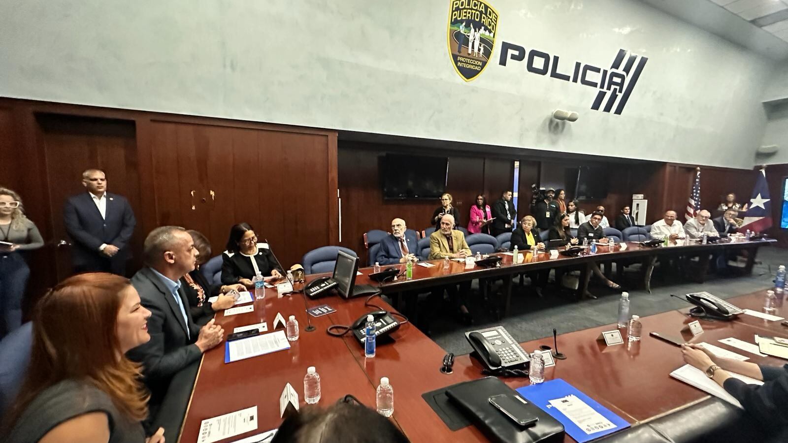 La reunión se llevó a cabo en el Cuartel General de la Policía y contó con la participación de once miembros del Cuerpo Consular de Puerto Rico (CCPR).