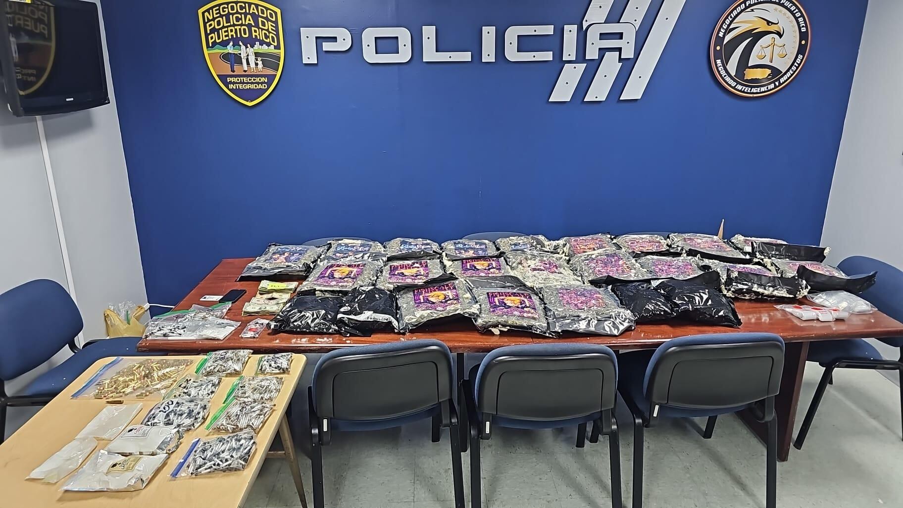 Policía ocupa 24 libras de marihuana y armas en allanamiento en Vega Baja.