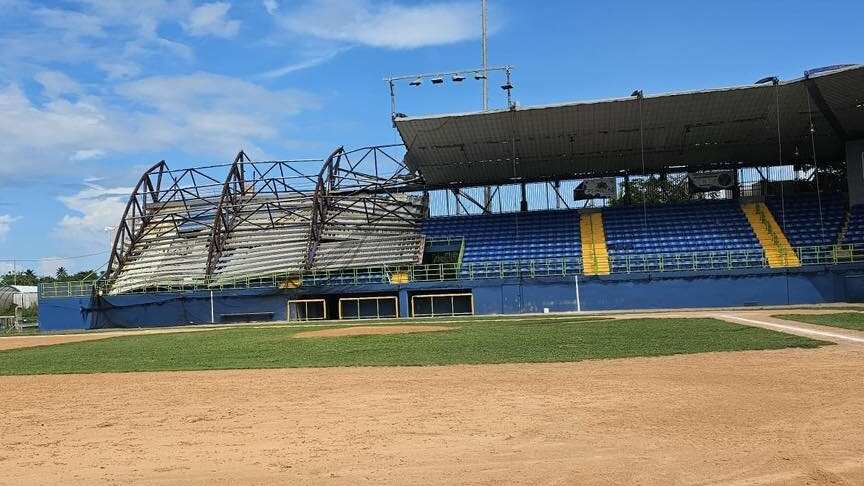 Parte del techo del Estadio Juan Francisco “Cheo” López Cabán, ubicado en Camuy, se desplomó.
