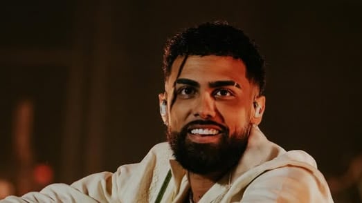 El exponente urbano fue invitado de la residencia de Bad Bunny en Puerto Rico.