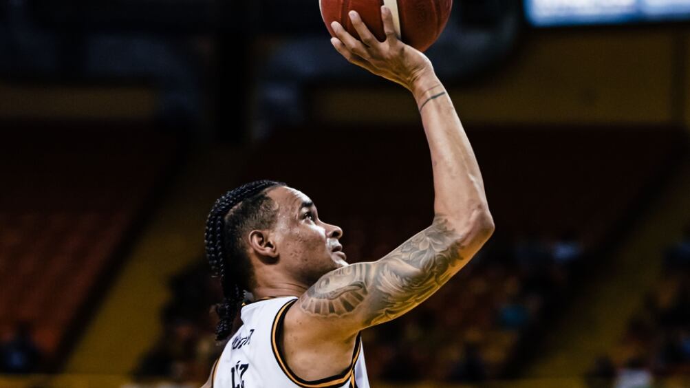 El jugador de los Capitanes de Arecibo en el encuentro frente a los Atléticos de San Germán.