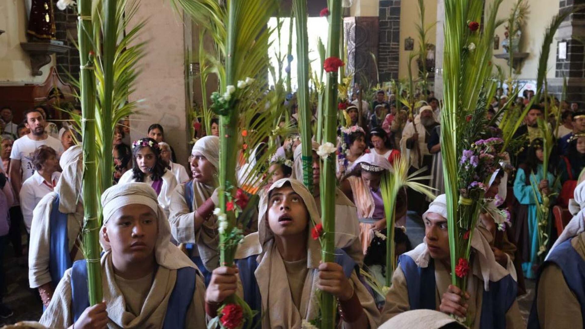 En el marco de la 181 Representación de la Semana Santa 2024, actores de la alcaldía Iztapalapa acudieron a bendecir sus ramos en conmemoración del Domingo de Ramos