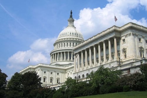 Senado de EEUU aprueba resolución para limitar poder militar de Trump en Venezuela