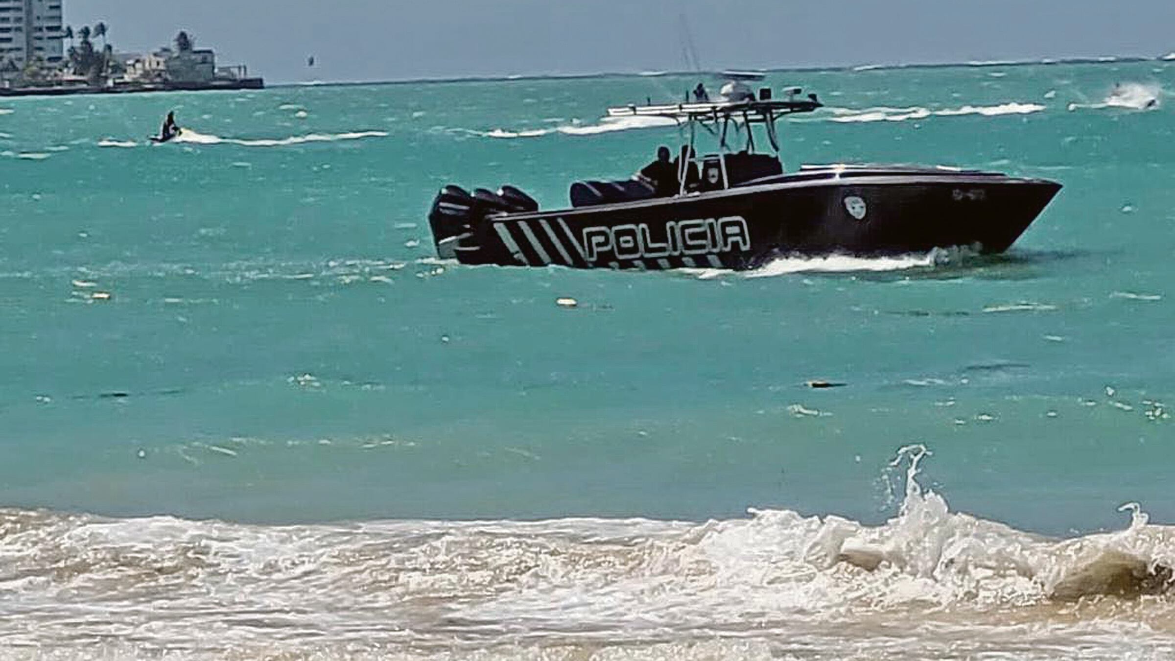 Una lancha de la policía en una playa.