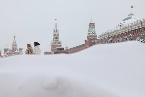 Fuerte nevada cubre Moscú, Rusia, con más de medio metro de nieve