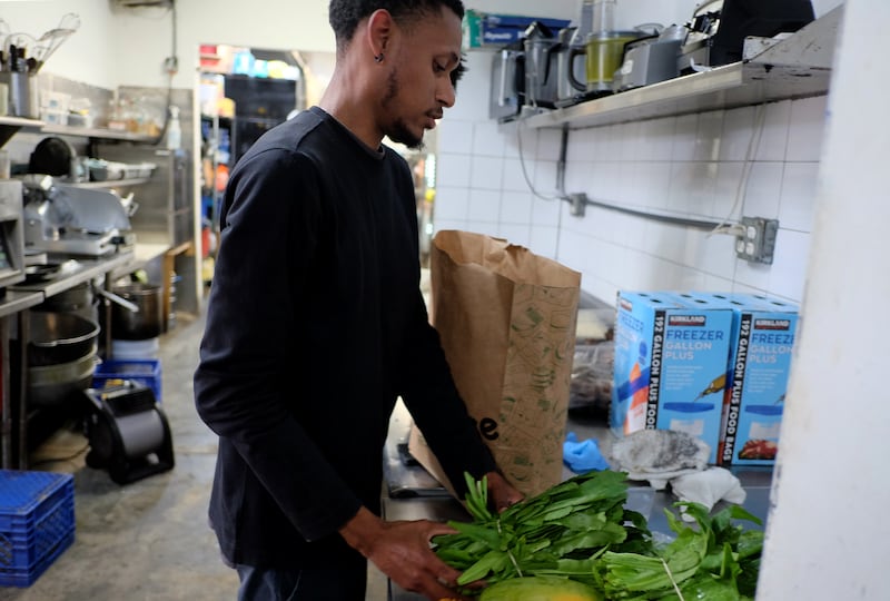 Frankie James Acosta, de PR Produce, entrega productos cultivados localmente al restaurante Cocina Abierta.
Condado, Puerto Rico. 3 de abril de 2025.