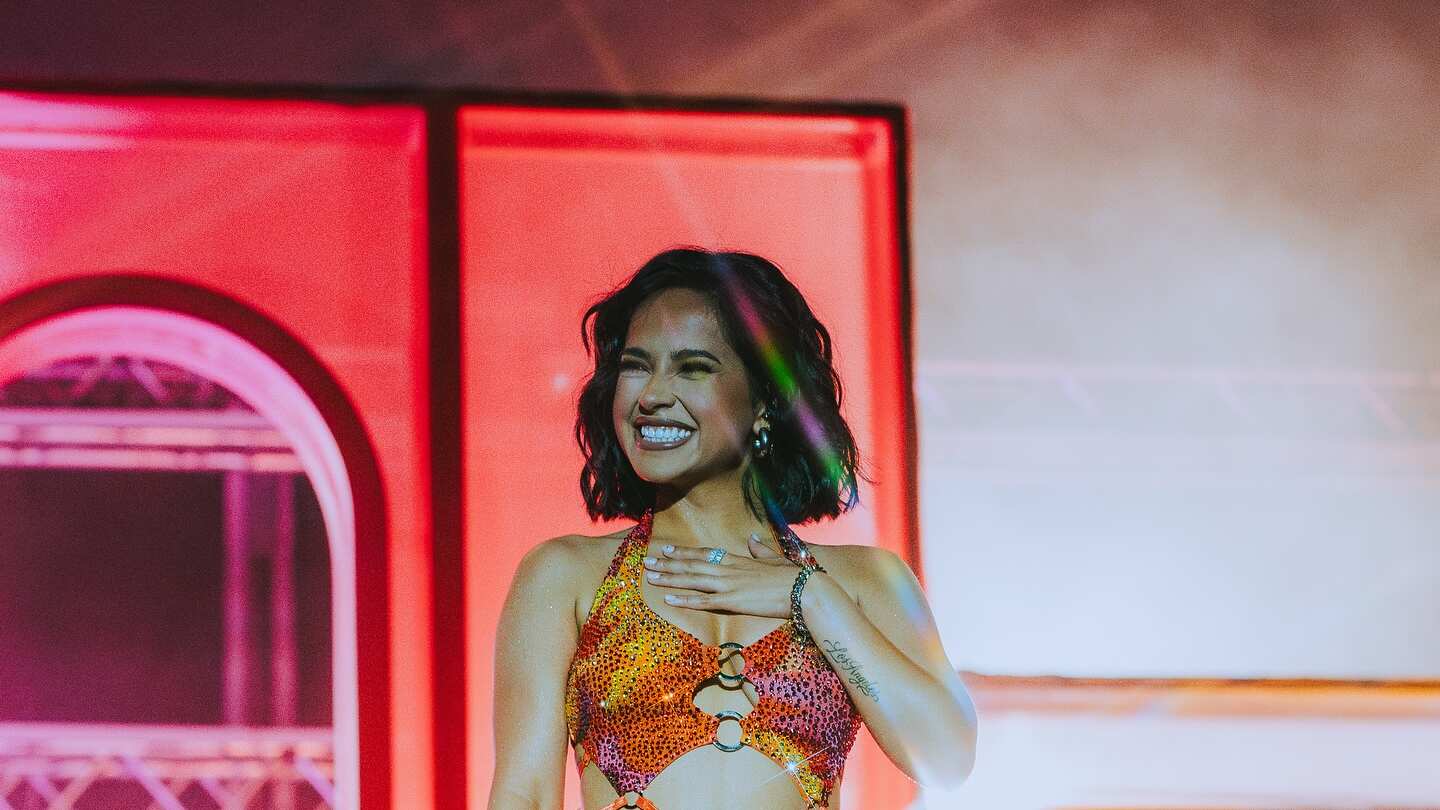 Becky G inició su presentación a las 22:20  horas para dejarlo todo en el escenario, su noche estuvo repleta de pasos arriesgados, fiesta y coros desde donde se interpretaron grandes rolas como Por el Contrario, Mala Santa, Mayores y Sin Pijama. Todo el fuego en la escena.