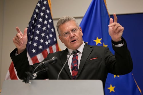 Unión Europea niega incumplir acuerdo con EE. UU. y advierte sobre respuesta a Trump