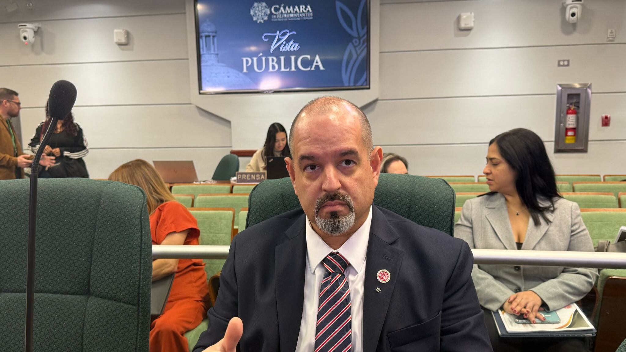 Regino Colón Alsina sujetando su móvil.