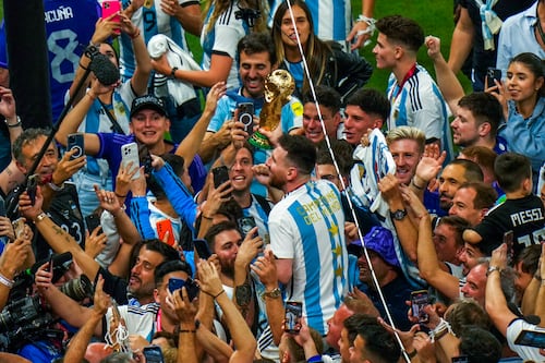 Fanático argentino muere ahorcado con bandera en celebración del mundial 