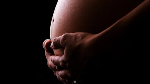 Interrupción de embarazo de 24 semanas (seis meses).
