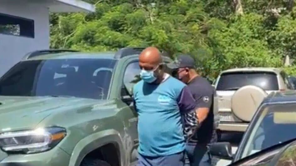 Las autoridades arrestan a empleado de la AAA