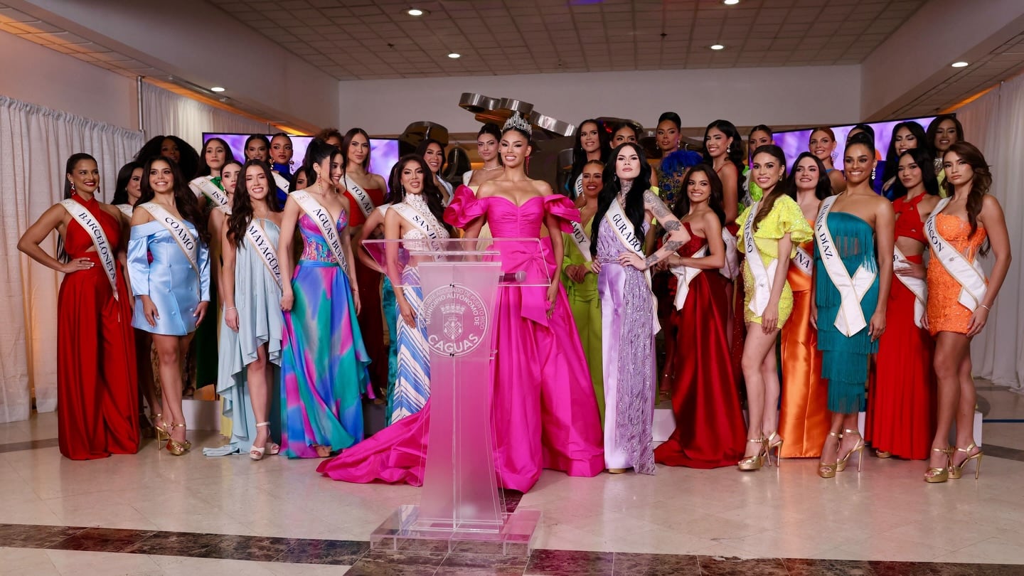 Candidatas de MUPR 2026 junto a Zashely Nicole Alicea Rivera, MUPR 2025 y Top 12 de Miss Universe 2025.